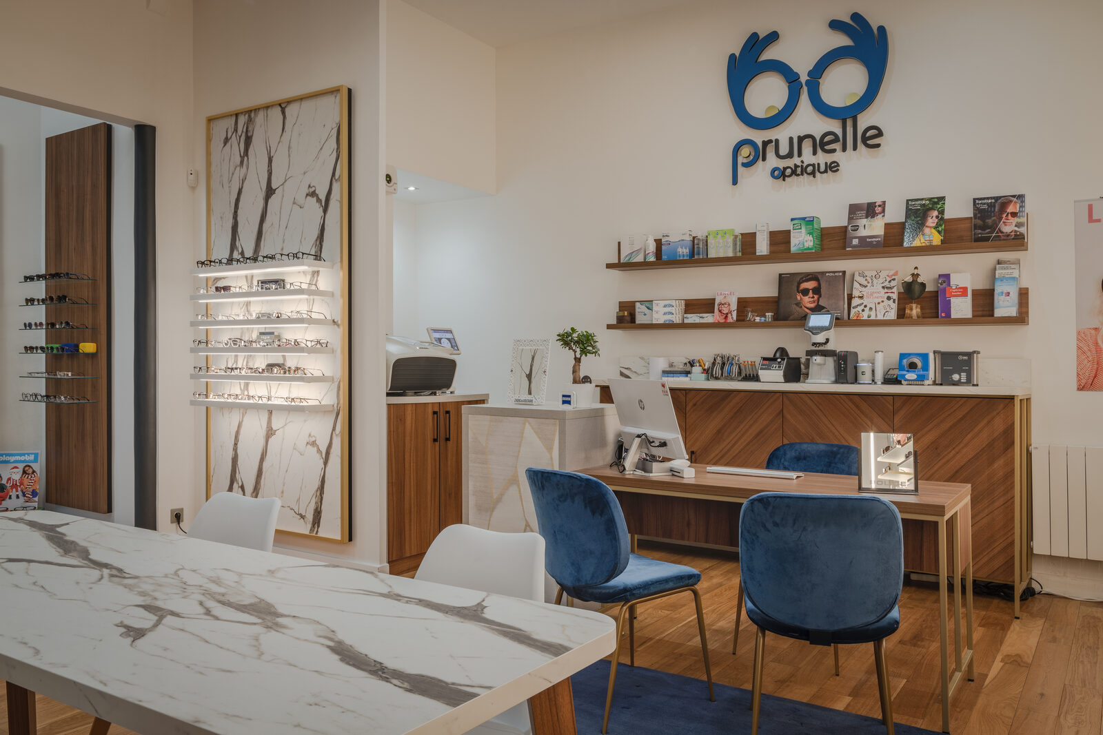 Intérieur Prunelle Optique — espace accueil avec logo