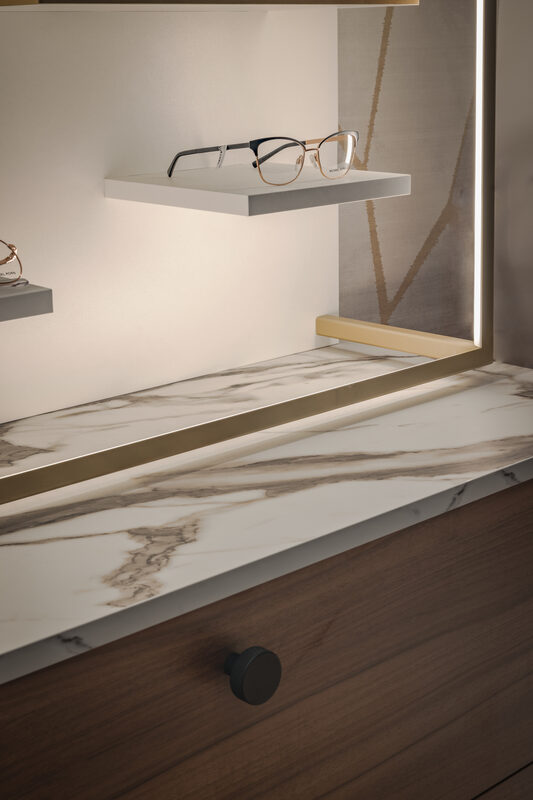 Détail lunettes sur marbre