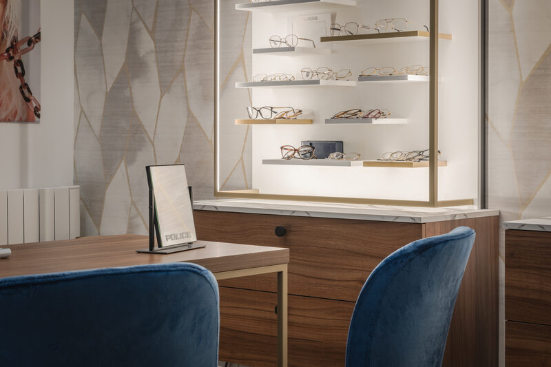 Présentoir et chaises bleues