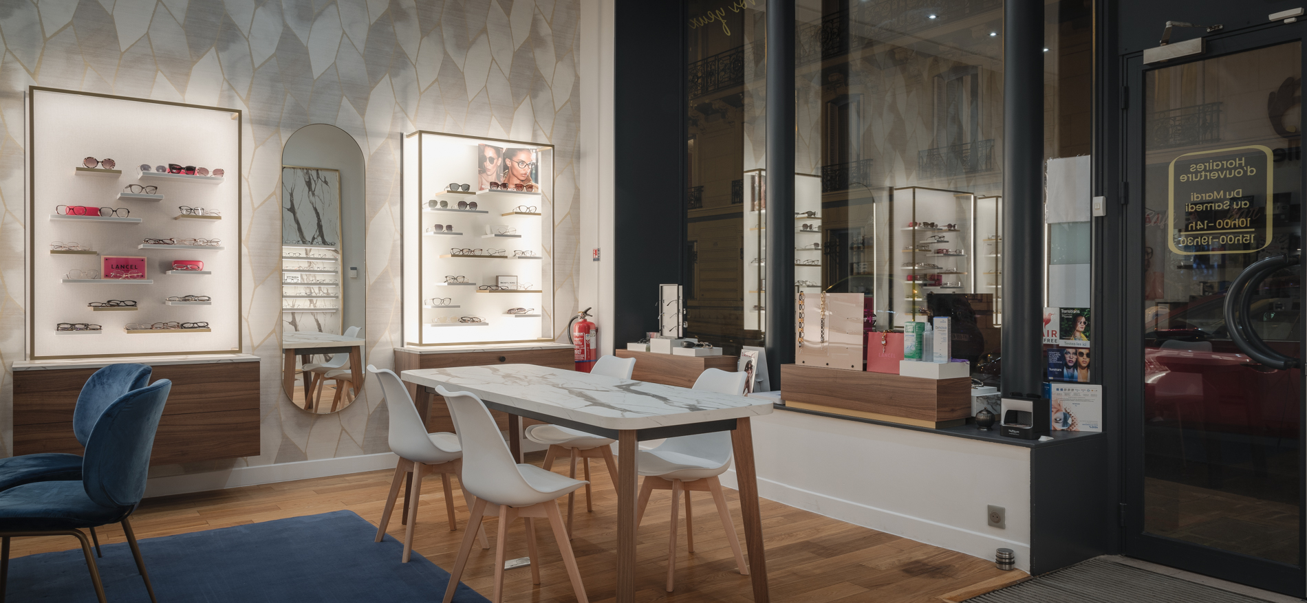 Table de consultation et présentoirs